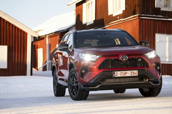 Toyota RAV4 Plug-in Hybrid w specjalnej ofercie wyprzedażowej rocznika 2023. Ceny od 223 200 zł	